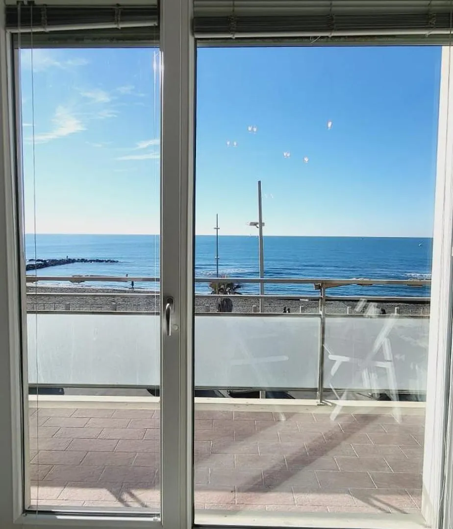 The Seafront Pearl - Ostia Apartment 0*, Lido di Ostia