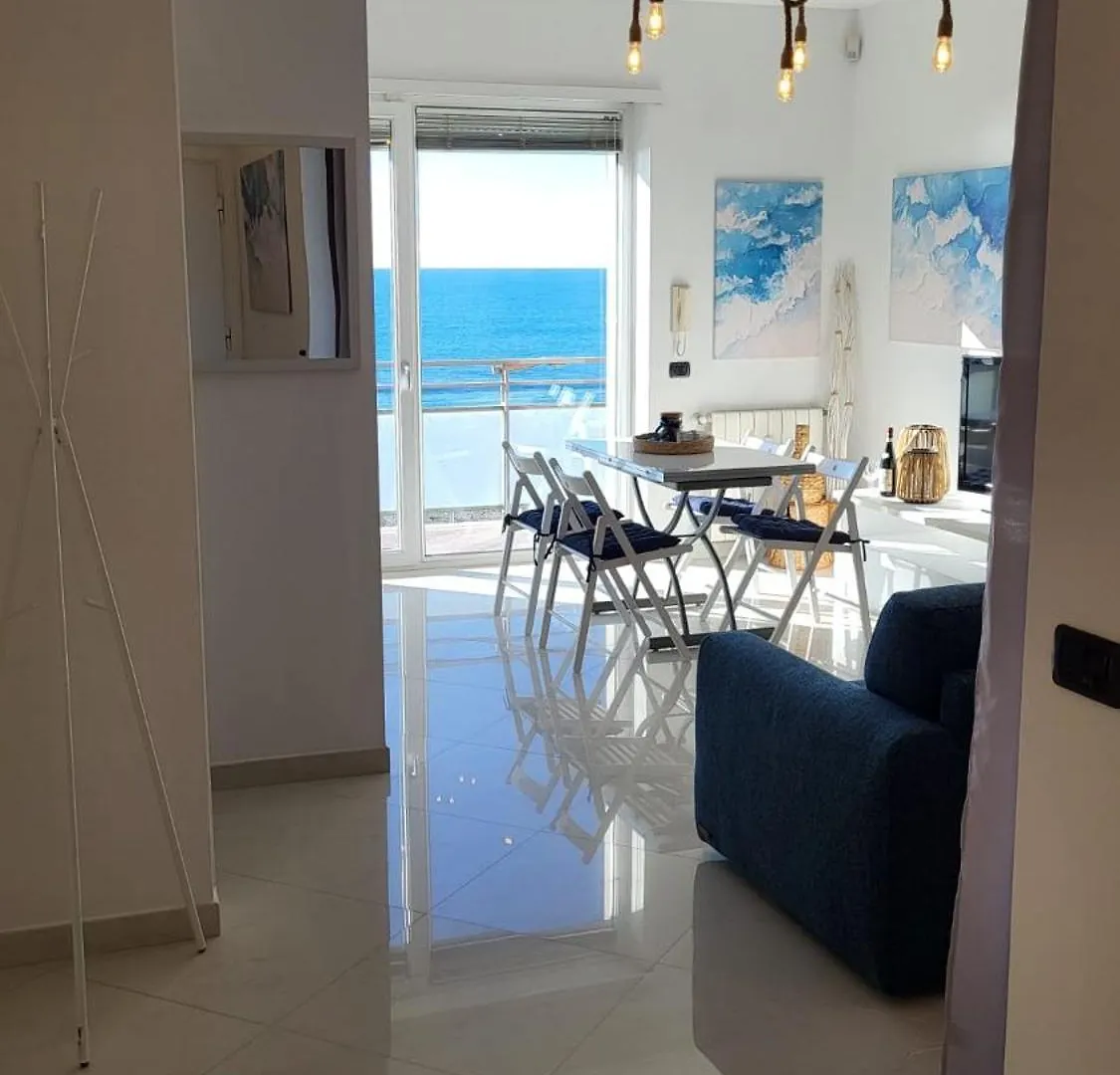 The Seafront Pearl - Ostia Apartment