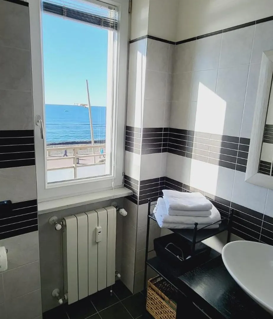 The Seafront Pearl - Ostia Apartment